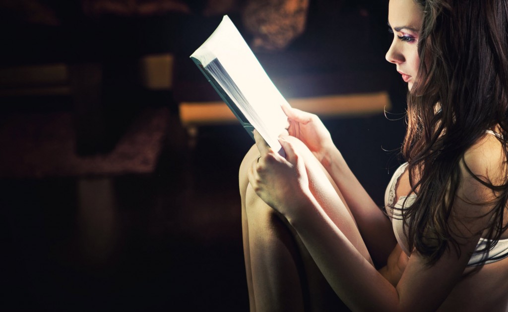 秋の夜長に本を読む鼻の美しい女性